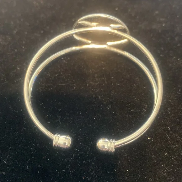 Leather symbol on silver bracelet - Picture 2 of 4